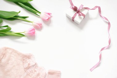 Bir buket pembe lale, pembe kurdeleli bir hediye kutusu, bir bluz ve kozmetik. Sevgililer Günü, Anneler Günü, Doğumgünü ve Bahar konsepti kopya alanı olan blog yazarları için