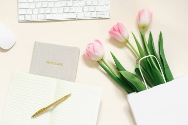 Laleler, hediye kutusu ve bej arka planda kahve. Düz yatıyordu. 8 Mart, Uluslararası Kadınlar Günü. Sevgililer Günü. Blogger 'ın çalışma yeri