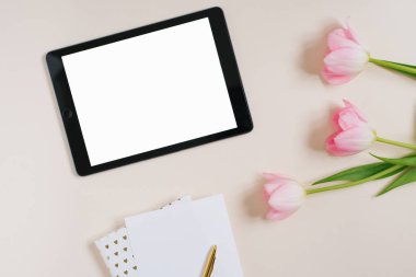 Tablet maketli pembe lalelerin bahar arkaplan düz yatağı, metin için boşluk kopyala. Anneler Günü ya da Sevgililer Günü