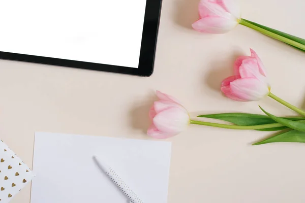 春の背景ピンクのチューリップのフラットレイアウトタブレットモックアップ テキスト用のコピースペース 母の日またはバレンタインデー — ストック写真