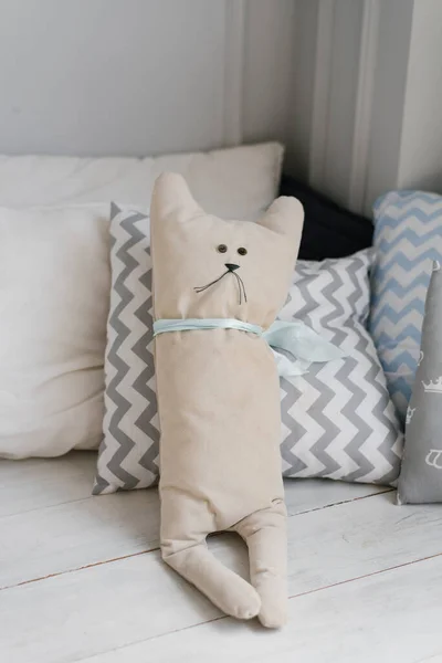 Babykussen Vorm Van Een Kat Het Bed Kinderkamer — Stockfoto