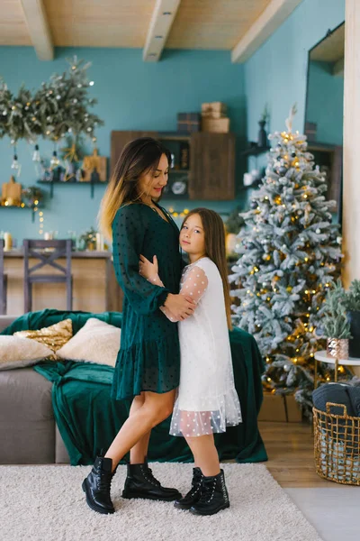 Anne Kızı Oturma Odasındaki Noel Süslemelerinin Arka Planında Birbirlerine Sarılıyorlar — Stok fotoğraf