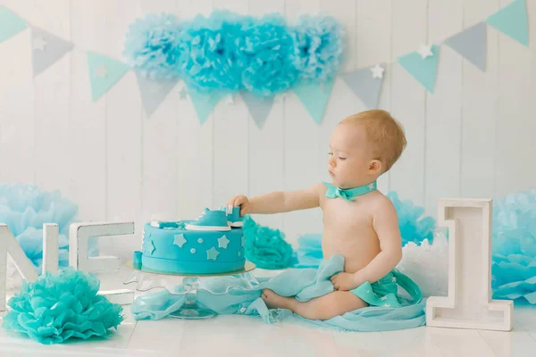 Födelsedagsfest För Ettårig Pojke Blå Och Turkosa Kransar Och Tårta — Stockfoto
