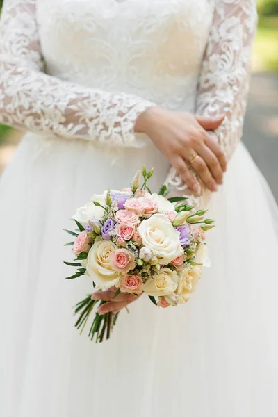 花嫁の手の中に繊細な美しいスタイリッシュな花束 婚約指輪は結婚式で手に身に着けている — ストック写真