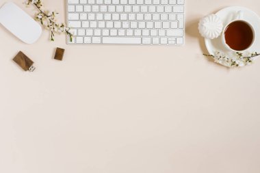 Bir kadın moda blogcusu için şık bir yatak. Serbest çalışan ya da ofis çalışanının çalışma yeri: bir dizüstü bilgisayar, bir fincan siyah çay, bir lokum, bir elma çiçeği. Boşluğu kopyala, üst görünüm