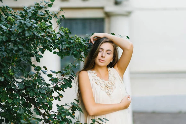 Une Jeune Femme Romantique Robe Été Fermé Les Yeux Profite — Photo