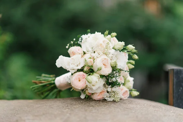 Piękny Bukiet Ślubny Róż Eustoma Zbliżenie — Zdjęcie stockowe