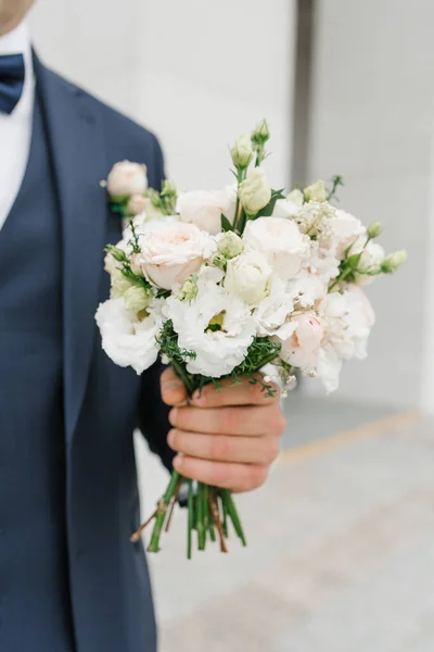 Brudgummen Blå Kostym Håller Sin Hand Delikat Bröllopsbukett För Sin — Stockfoto