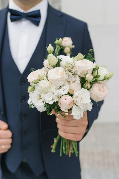 Man Håller Bröllopsbukett Sina Händer Begreppet Alla Hjärtans Dag Och — Stockfoto
