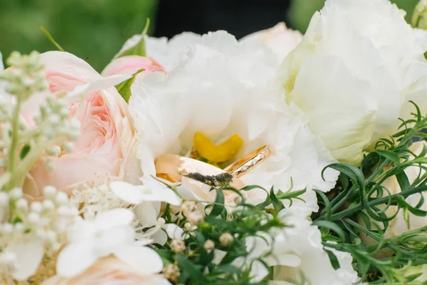 Gyllene Vigselringar Och Vacker Bröllopsbukett Rosor Och Seder Bakgrunden Närbild — Stockfoto