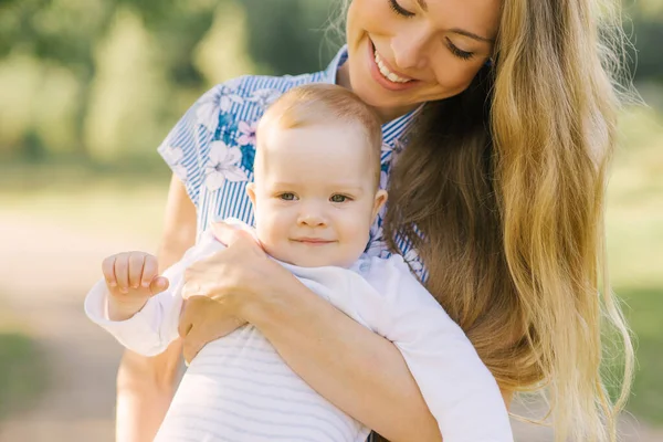 Mãe Feliz Brincando Com Seu Bebê Seus Braços Sorrindo — Fotografia de Stock