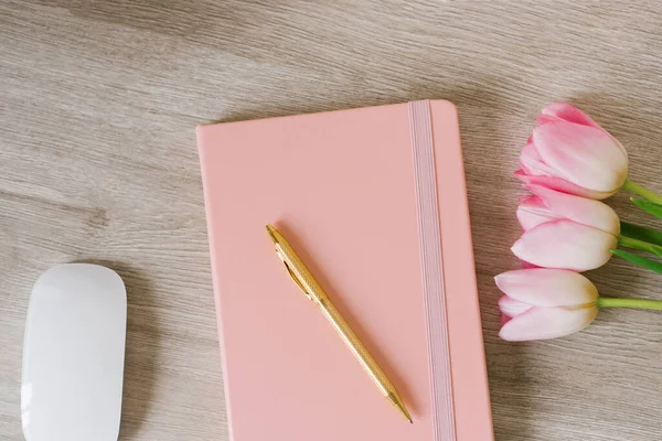 女性ホームオフィスデスク ピンクのチューリップの花 ノートブックとのワークスペース フラットレイ上からの眺め ファッションブログの構成 — ストック写真
