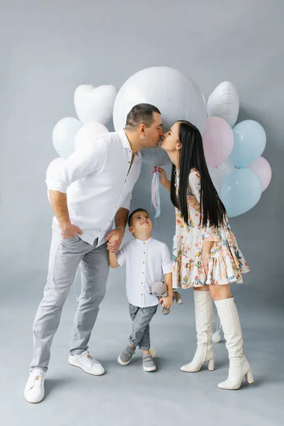 Young Stylish Family Waiting Second Child Kissing Background Pop Ball — Stok fotoğraf