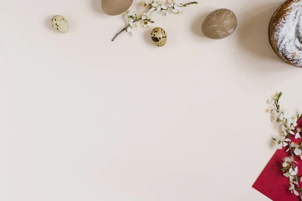 Pastel Pascua Está Decorado Con Azúcar Polvo Huevos Pintados Sobre — Foto de Stock