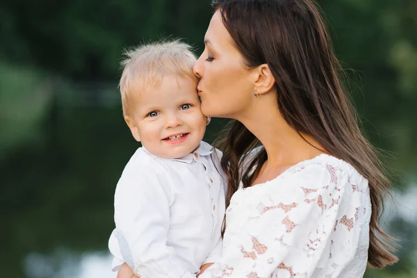 Mother Kisses Her Two Year Old Son Son Happy Smiling — Stock Photo, Image