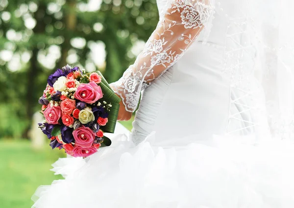 新娘新郎手中的一束艳丽的结婚玫瑰 — 图库照片