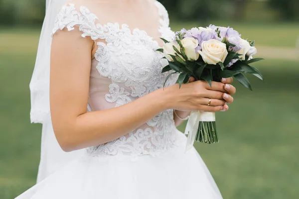 Buquê Casamento Noiva Rosas Leite Eustom Lilás Nas Mãos Noiva — Fotografia de Stock