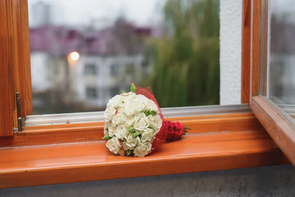 Der Brautstrauß Aus Weißen Rosen Liegt Auf Der Fensterbank — Stockfoto