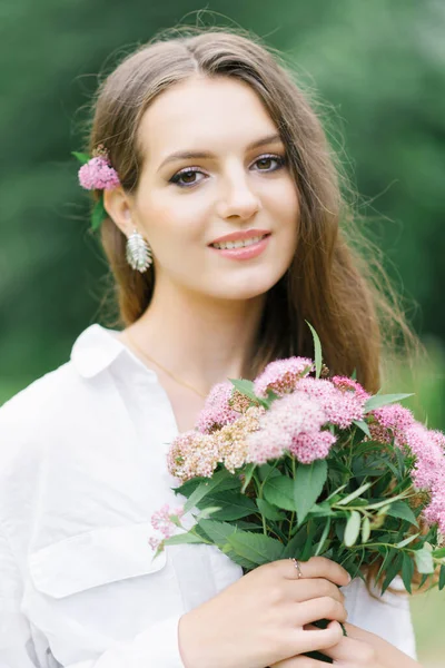 Portrait Gros Plan Une Belle Jeune Femme Aux Fleurs Roses — Photo