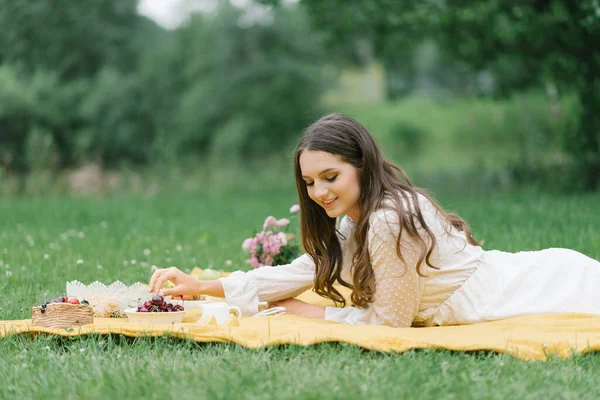 Lächelndes Kaukasisches Teenie Mädchen Das Draußen Sitzt Kreative Junge Frau — Stockfoto