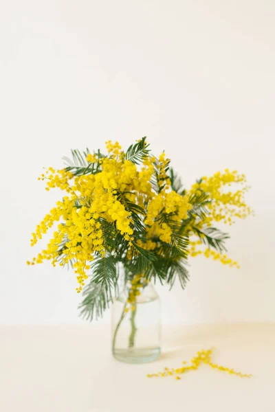 Bukiet Żółtych Kwiatów Mimozy Szklanym Wazonie Koncepcja Kobiecej Wiosny Czy — Zdjęcie stockowe