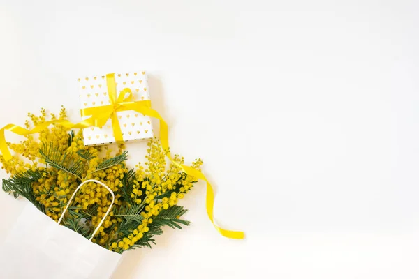 ギフトボックス付きの黄色のミモザの花フレーム 女性の日 イースター 春の組成 コピースペース付きのトップビュー — ストック写真
