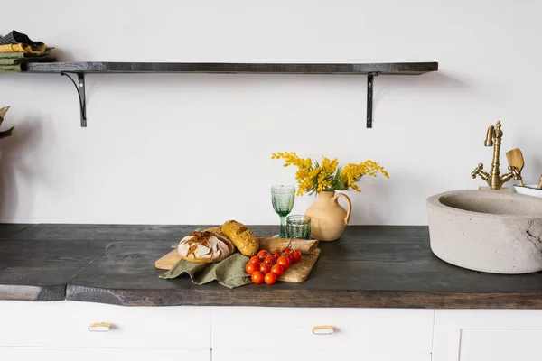 Cocina Moderna Luminosa Con Fregadero Piedra Panes Pan Casero Fresco — Foto de Stock