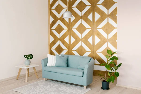 Salon Stylu Skandynawskim Geometryczny Rzeźbiony Panel Ścianie Niebieska Sofa Domu — Zdjęcie stockowe