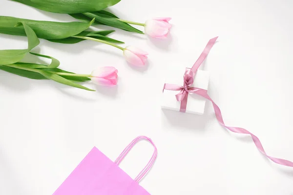 ピンクのチューリップの花束 ピンクの弓と白い背景にピンクのバッグを備えたギフトボックス バレンタインデー 母の日 誕生日 春のコンセプト — ストック写真