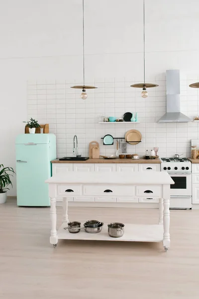 Brillante Cocina Estilo Escandinavo Con Nevera Color Menta — Foto de Stock