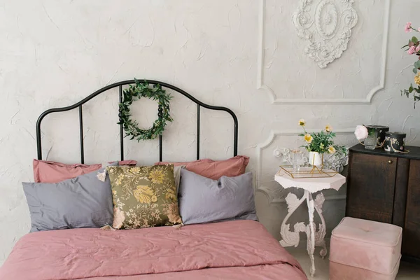 Bed Pink Linens Gray Pillows Wreath Leaves Bed — Zdjęcie stockowe