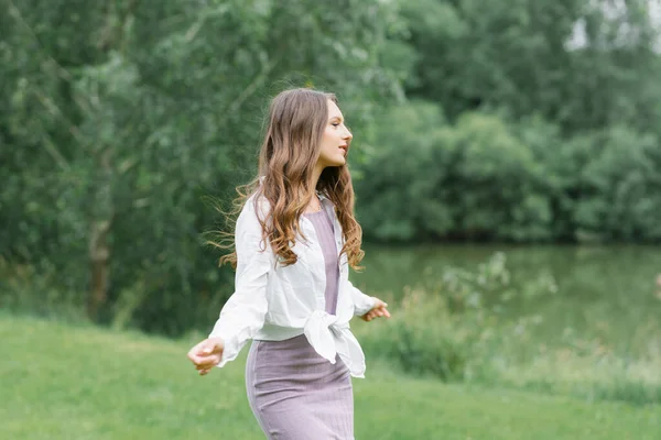 Een Gelukkige Vrouw Natuur Portret Van Een Mooi Meisje Close Stockafbeelding