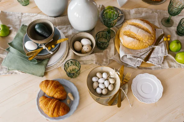 Meja Paskah Dengan Telur Kue Kue Dan Buah Buahan Tampilan Stok Foto