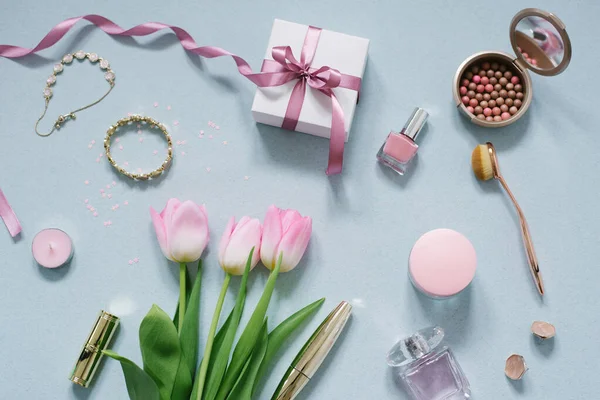 Samenstelling Van Cosmetica Schoonheidsproducten Crème Roze Tulpen Een Geschenk Met Stockafbeelding