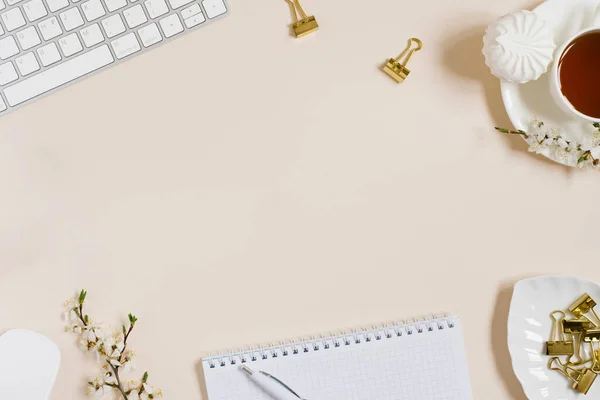 Bloger Mode Kecantikan Ruang Kerja Dengan Laptop Keyboard Bunga Apel Stok Gambar