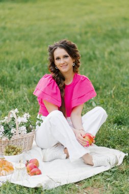 Bahar bahçesinde güzel bir kadının pikniği.