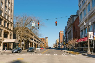 Tacoma, Washington, ABD. Mart 2021. Şehir yollarında trafik