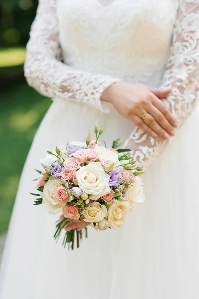 花嫁の手の中に美しい結婚式のカラフルな花束 指に結婚指輪 — ストック写真