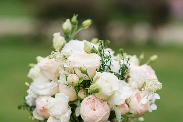 Schöner Brautstrauß Aus Rosen Und Eustoma Nahaufnahme — Stockfoto