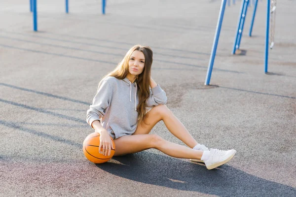 Young Athletic Woman Sits Floor Holds Basketball Sports Stadium Outdoors — Stock Photo, Image
