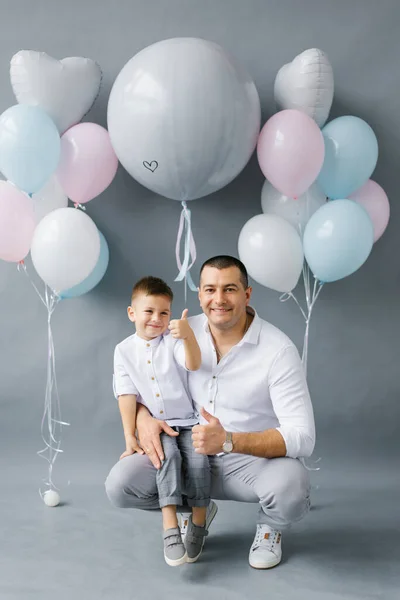 Balonların Arkasında Dört Yaşındaki Oğluyla Şık Bir Baba Bir Doğum — Stok fotoğraf
