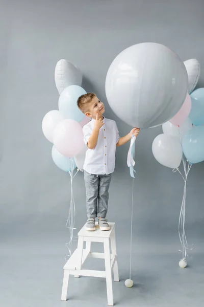 Sexo Revelar Festa Uma Criança Quatro Anos Segura Balão Suas — Fotografia de Stock