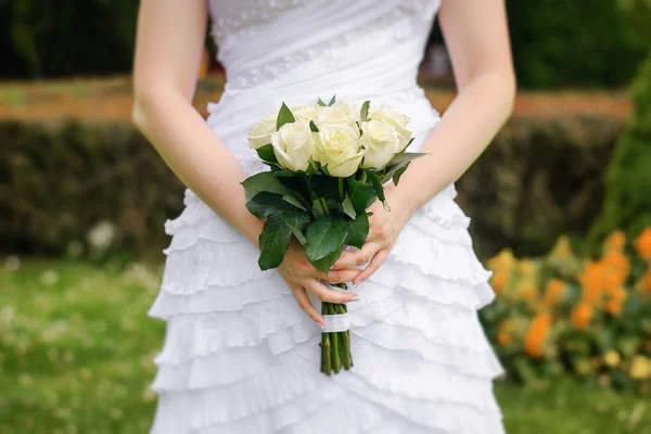花嫁の手の中に花嫁のためのバラの結婚式の花束を閉じる — ストック写真