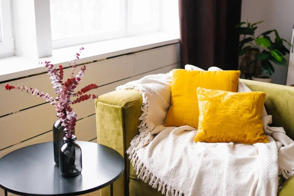 Gelbe Kissen Auf Einem Grünen Sofa Mit Eukalyptuszweigen Vasen Auf — Stockfoto