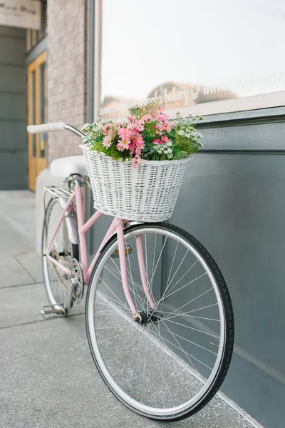 Dekoracyjny Rower Koszem Kwiatów Pobliżu Kawiarni Miejskiej — Zdjęcie stockowe