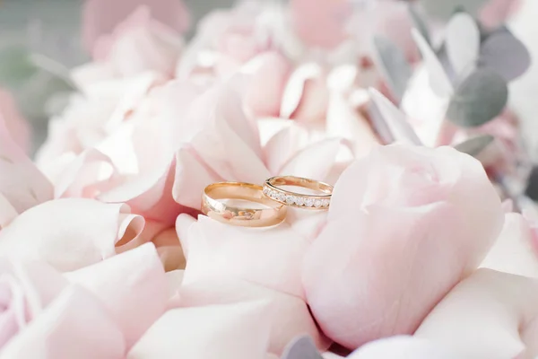 Anillos Boda Oro Encuentran Delicadas Rosas Rosadas Primer Plano — Foto de Stock