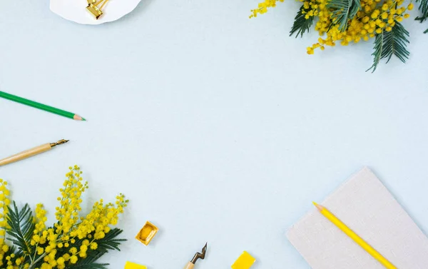 空白の紙 インクペン 黄色の水彩 ミモザの花のテキストフレーム 結婚式の碑文やグリーティングカードの場所をコピーします 書道家 芸術家 またはブロガーのためのスペースをコピー ロイヤリティフリーのストック画像