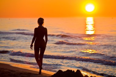Nudo con tramonto sul mare