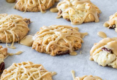 Akçaağaç şekerli fırın taze Vermont kurabiyeleri. Sıcak ve yemeye hazır..