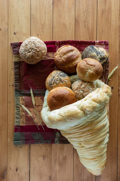 Vista vertical de una cornucopia hecha de pan con panecillos y bollos derramados. — Foto de Stock